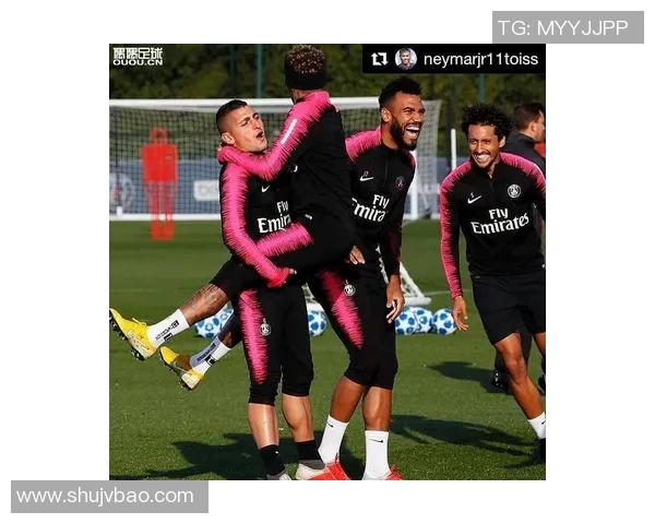 穿薄足球袜的球星揭秘 他为何选择如此独特的装备风格